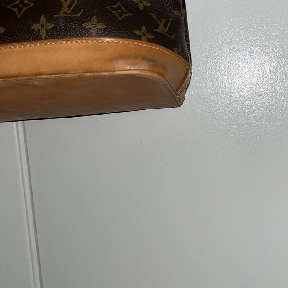 🔥🔥 Louis Vuitton Alma Purse with studded gold medal front and two zippers. - Picture 5 of 16